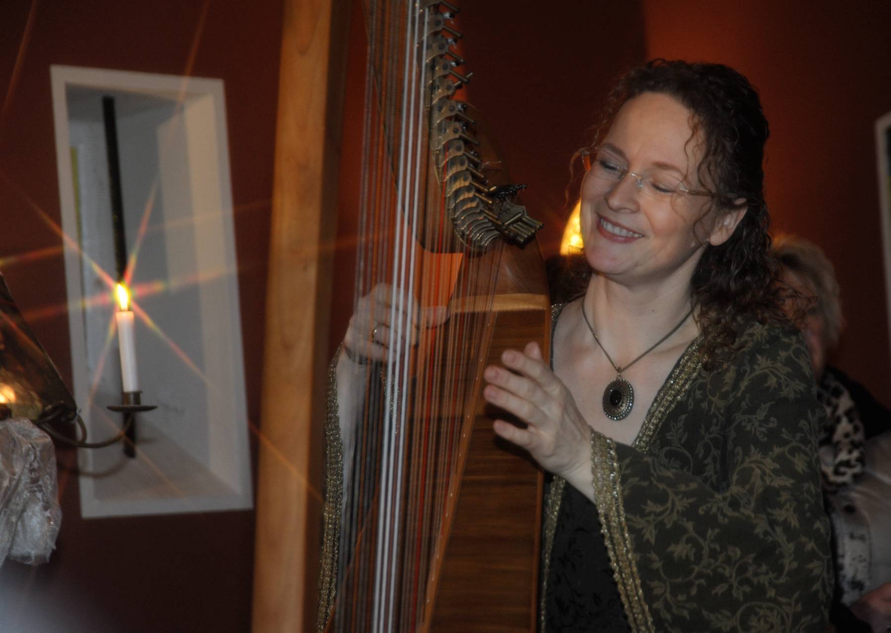 Märchenerzähler  Märchenerzähler   Harfe Instrument Musikinstrumet  Klang            Brigtitte Hagen erzählte Märchen, während Heike Tönjes die Vorträge mit ihrem einfühlsamen Harfenspiel begleitete. Märchen